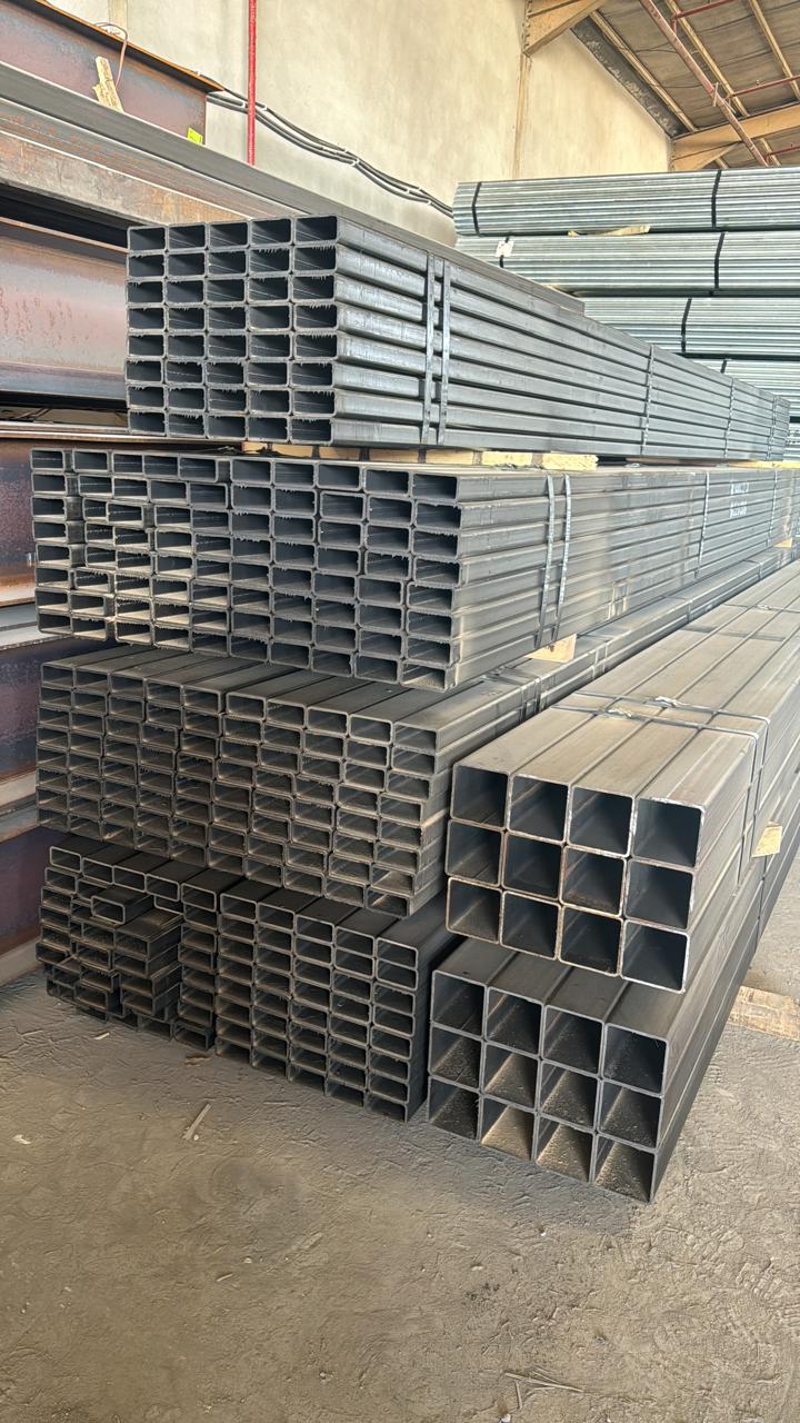 المقاطع والهياكل المعدنية للمستودعات والهناجر