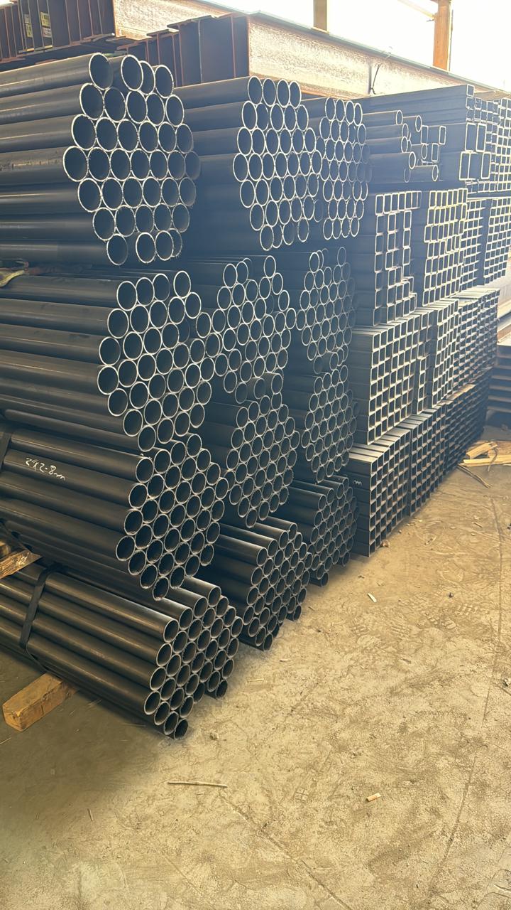 المقاطع والهياكل المعدنية للمستودعات والهناجر