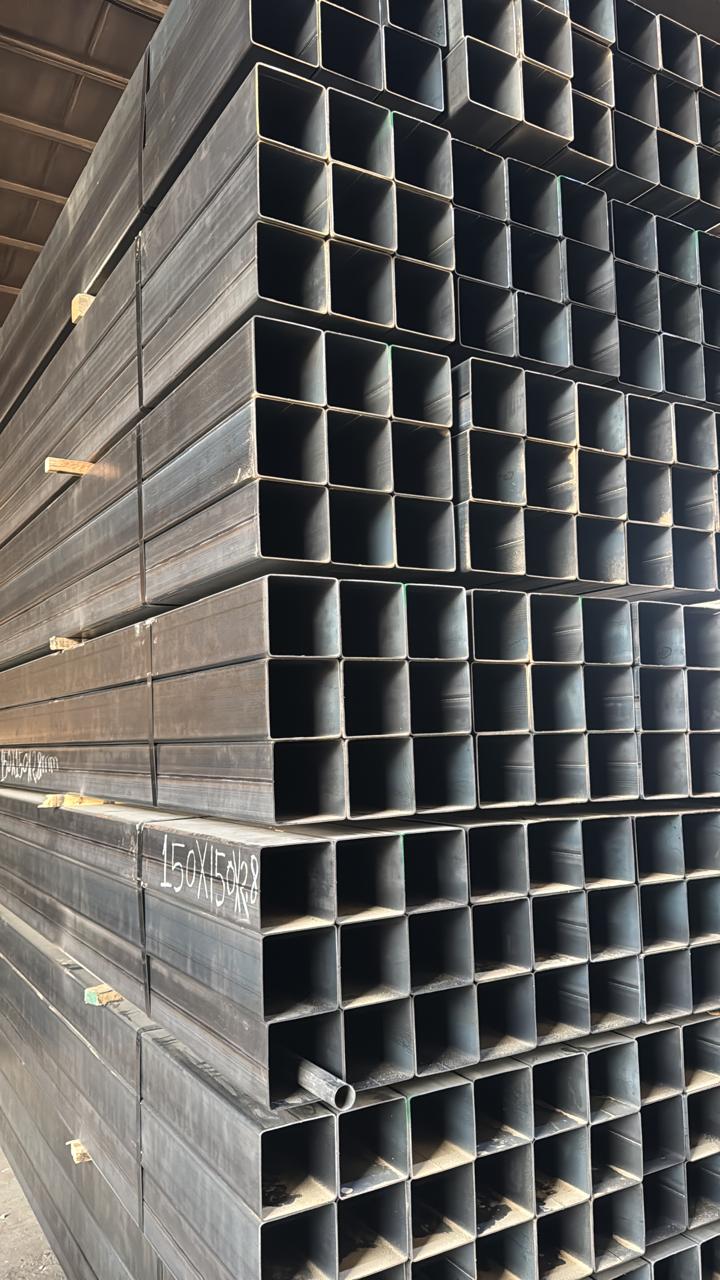 المقاطع والهياكل المعدنية للمستودعات والهناجر