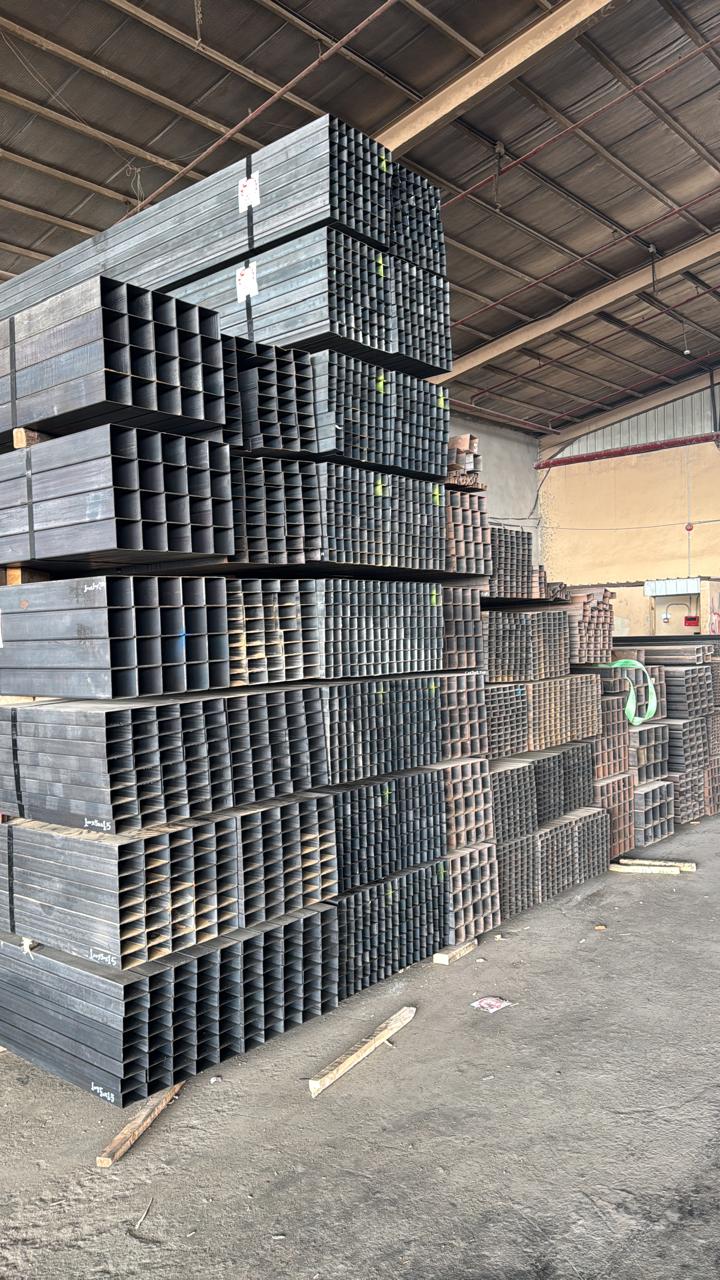 المقاطع والهياكل المعدنية للمستودعات والهناجر