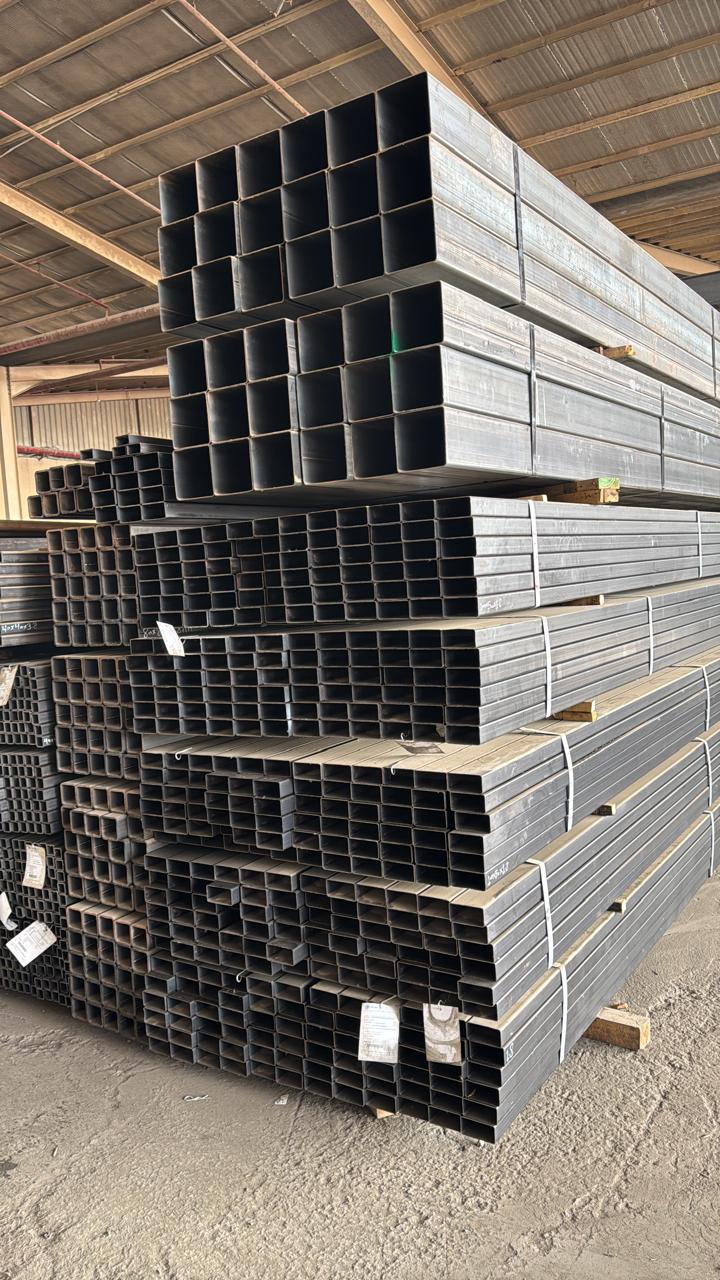 المقاطع والهياكل المعدنية للمستودعات والهناجر